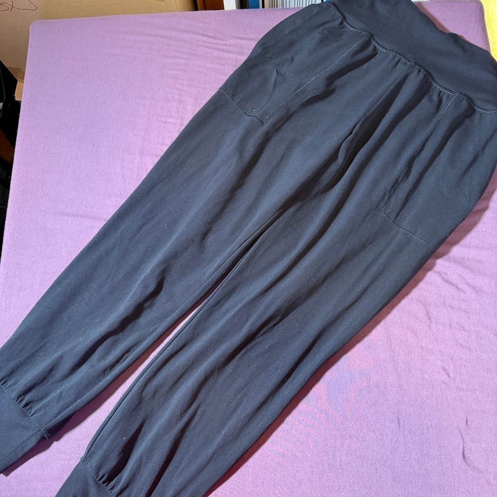 Athleta Salutation Jogger in Black - Size Small Soft Legging Pants